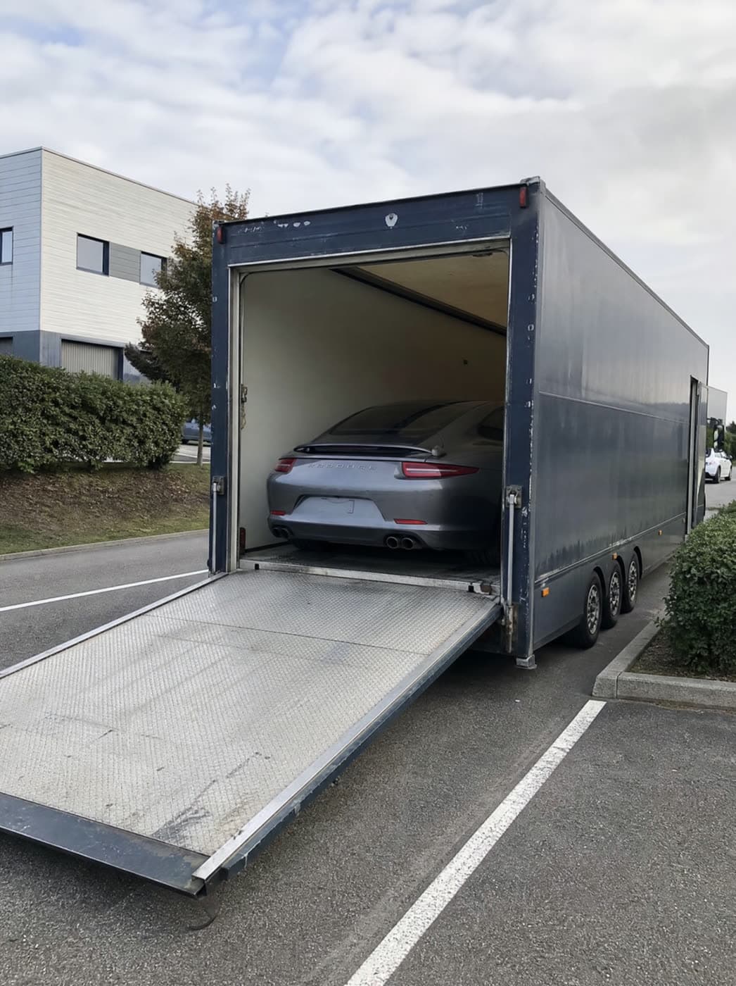 Remorque fermée MobilAuto, rampe baissée, une voiture à l'intérieur